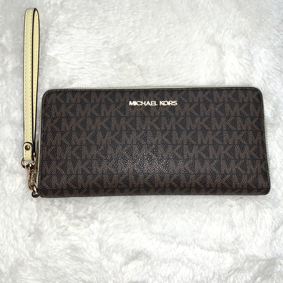 BNWOT Micheal Kors Wallet
